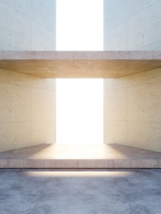 Espaço minimalista de arquitetura moderna com paredes de concreto e luz natural intensa ao fundo.