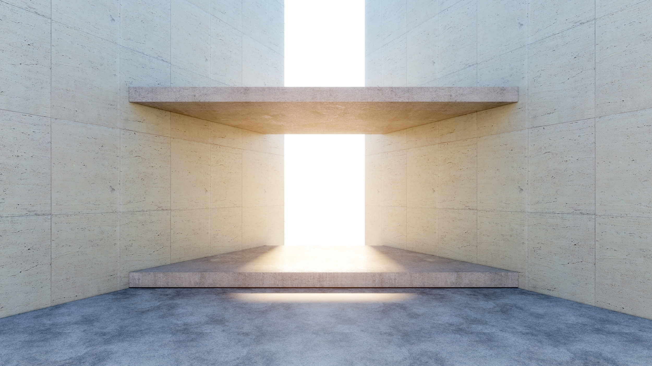 Espaço minimalista de arquitetura moderna com paredes de concreto e luz natural intensa ao fundo.